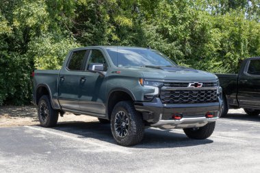 Plainfield - 3 Ağustos 2025 Chevrolet Silverado 1500 mürettebat ZR2 4WD sergi. Chevy, 6.2L EcoTec3 V8 motorlu Silverado 1500 vermektedir. MY:2025