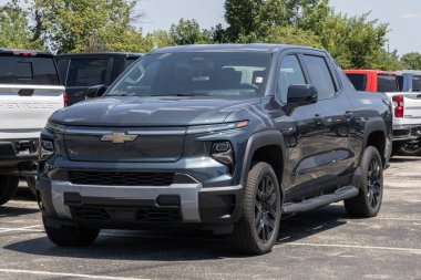 Plainfield - 3 Ağustos 2025 Chevrolet Silverado EV Uzatılmış Menzil Sergisi. Chevy, Silverado EV 'ye 408 mil uzunluğunda bir golf sahası sunuyor. MY:2025