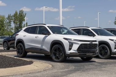 Plainfield - 3 Ağustos 2025 Chevrolet Trax ACTIV bir galeride sergileniyor. Chevy, Trax 'e 1.2L EcoTec Turboşarjlı motor sunuyor. MY:2025