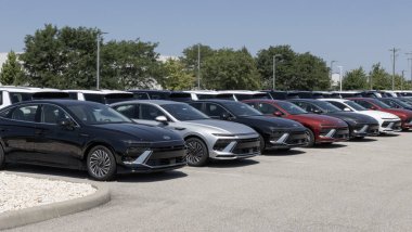 Avon - 3 Ağustos 2025: Hyundai Sonata bir galeride sergileniyor. Hyundai, SE, SEL, SEL Convenience ve N Line modellerinde Sonata 'yı sunar..