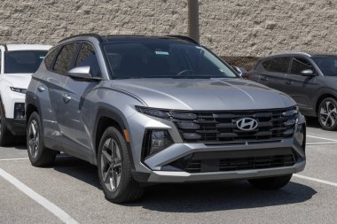 Avon - 3 Ağustos 2025: Hyundai Tucson Melez SEL AWD bir galeride. Hyundai, Tucson 'a 1.6L Turbo hibrit motor teklif ediyor. MY:2025