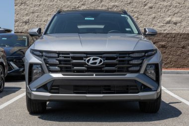 Avon - 3 Ağustos 2025: Hyundai Tucson Melez SEL AWD bir galeride. Hyundai, Tucson 'a 1.6L Turbo hibrit motor teklif ediyor. MY:2025