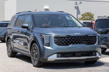 Avon - 3 Ağustos 2025 Kia Karnaval Hybrid SX minivan bir bayilikte. Kia, Karnaval 'a 1.6L Turboşarjlı bir hibrit tren teklif ediyor. MY:2026