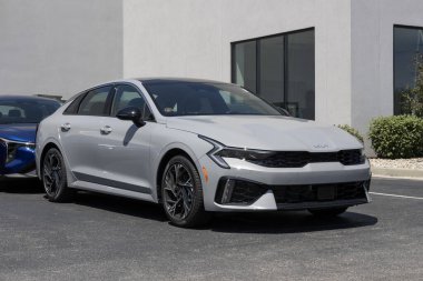 Avon - 3 Ağustos 2025: Kia K5 GT-Line AWD sedan bir galeride sergilenmektedir. Kia K5 'e 2.5L Doğrudan Enjeksiyon motoru sunar. MY:2025