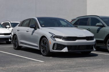 Avon - 3 Ağustos 2025: Kia K5 GT-Line AWD sedan bir galeride sergilenmektedir. Kia K5 'e 2.5L Doğrudan Enjeksiyon motoru sunar. MY:2025