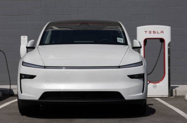 Indianapolis - 3 Ağustos 2025: Tesla Model Y bir galeride sergileniyor. Tesla, Model Y 'ye 327 mil uzunluğunda bir atış alanı sunuyor. MY:2026