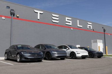 Indianapolis - 3 Ağustos 2025 Tesla EV elektrikli taşıt servis merkezi. Tesla modelleri arasında Cybertruck, Model 3, Model Y, Model X ve Model S bulunmaktadır.
