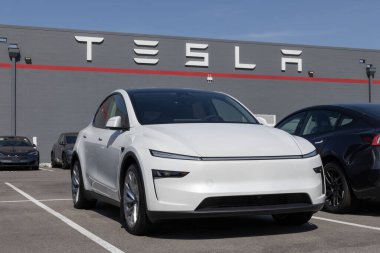 Indianapolis - 3 Ağustos 2025: Tesla Model Y bir galeride sergileniyor. Tesla, Model Y 'ye 327 mil uzunluğunda bir atış alanı sunuyor. MY:2026