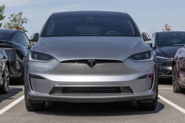 Indianapolis - 3 Ağustos 2025: Tesla Model X bir galeride sergileniyor. Tesla, Model X 'e 335 mil uzunluğunda bir sürüş alanı sunuyor. MY:2025