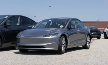 Indianapolis - 3 Ağustos 2025: Tesla Model 3 bir galeride sergilenmektedir. Tesla 363 mil uzunluğundaki atış menziline sahip Model 3 'ü sunuyor. MY:2025