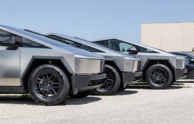 Indianapolis - 3 Ağustos 2025 Tesla Cybertruck bir galeride sergileniyor. Tesla, Cybertruck 'a 334 mil uzunluğunda bir atış alanı sunuyor. MY:2025