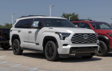 Avon - 3 Ağustos 2025: Toyota Sequoia 4WD 1794 Hybrid pikap görüntüsü. Toyota, I-ForCE 3.5L Turbo Hybrid V6 motoruyla Sequoia 'yı sunar. MY:2025