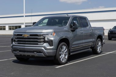 Indianapolis - 8 Ağustos 2025 Chevrolet Silverado 1500 Crew High Country Stadyumu. Chevy, 3.0L DuraMax Diesel motorlu Silverado 1500 'ü sunar. MY:2025