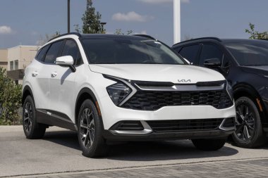 Indianapolis - 8 Ağustos 2025 Kia Sportage Hybrid EX AWD SUV bir galeride. Kia 1.6L Turboşarjlı Hybrid Powertrain ile Sportage 'ı sunar. MY:2025