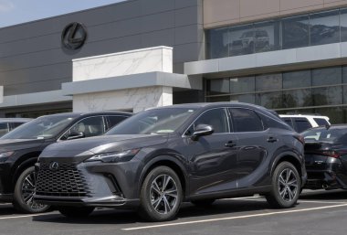 Indianapolis - 8 Ağustos 2025 Lexus RX 350 Premium AWD SUV bir galeride. Lexus, RX350 'ye 275HP 2.4L Turbo 4 silindirli motor sunuyor. MY:2025