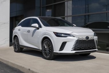 Indianapolis - 8 Ağustos 2025 Lexus RX350h vitrini kullanıldı. Fiyatlandırma endişesiyle Lexus, talebi karşılamak için kontörlü araba alıp satıyor. MY:2024