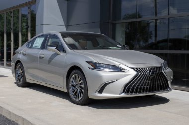 Indianapolis - 8 Ağustos 2025 Lexus ES 250 Ultra lüks orta boy sedan. Lexus, 302HP 3.5L V6 motorlu ES250 'yi sunar. MY:2025