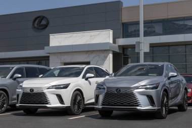 Indianapolis - 8 Ağustos 2025 Lexus RX 350 SUV bir galeride sergileniyor. Lexus, F SPORT, Premium ve Lüks modellerde RX350 sunar. MY:2025