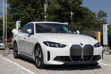 Indianapolis - 8 Ağustos 2025: BMW i4 xDrive40 EV Sedan ekran. BMW i4 xSürücü 40 EV 'yi 287 mil uzunluğunda bir golf sahası olarak sunar. MY:2025