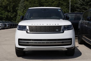 Indianapolis - 8 Ağustos 2025: Land Rover Range Rover SE P530 SUV ekran. Land Rover, Range Rover 'a 4.4L Twin-Turbo V6 motor teklif ediyor. MY:2025