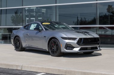 Kokomo - 10 Ağustos 2025: Ford Mustang GT Premium Coupe bir galeride sergileniyor. Ford, 5.0L Ti-VCT GT V8 motorlu Mustang GT sunar. MY:2025