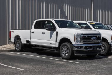Kokomo - 10 Ağustos 2025: Ford F-350 Super Duty SRW 4X4 Ekip Taksisi. Ford, F350 'ye 6.7L' lik Turbo Diesel V8 motorlu bir Power Stroke sunuyor. MY:2025