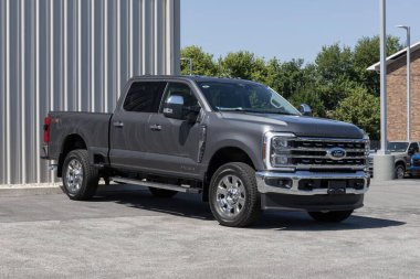 Kokomo - 10 Ağustos 2025: Ford F-250 Super Duty SRW 4X4 Ekip Taksisi. Ford, 6.7L 'lik Power Stroke Diesel V8 motorlu F250' yi sunar. MY:2025