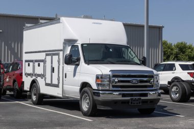 Kokomo - 10 Ağustos 2025: Ford E-350 SRW Cutaway ile Rockport Workport Enclosed Utility Body. Ford 7.3L V8 motorlu E350 'yi sunuyor. MY:2026