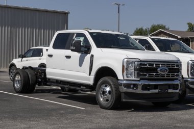 Kokomo - 10 Ağustos 2025: Ford F-350 Super Duty DRW 4X4 Crew Chassis Cab bir bayilikte. Ford 7.3L DEVCT V8 motorlu F350 'yi sunar. MY:2026