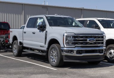 Kokomo - 10 Ağustos 2025: Ford F-250 Super Duty SRW 4X4 Ekip Taksisi. Ford, 6.7L 'lik Power Stroke Diesel V8 motorlu F250' yi sunar. MY:2025