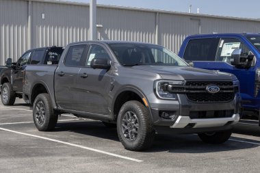 Kokomo - 10 Ağustos 2025: Ford Ranger Supercrew 4X4 XLT pikap sergisi bir galeride. Ford Ranger 'a 2.7L EcoBoost motoru sunuyor. MY:2025