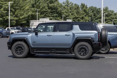 Kokomo - 10 Ağustos 2025: GMC Hummer 3X EV SUV bir galeride sergilenmektedir. GMC, Hummer EV SUV 'ye 314 mil uzunluğunda bir sürüş alanı sunuyor. MY:2024