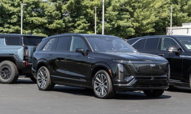 Kokomo - 10 Ağustos 2025: Cadillac VISTIQ 3-Row Electric SUV bir bayilikte. Cadillac, Vistiq 'e 505 mil uzunluğunda bir atış alanı sunuyor. MY:2026