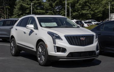 Kokomo - 10 Ağustos 2025: Cadillac XT5 Premium Lüks AWD SUV bir galeride. Cadillac XT5 'e 3.6L Doğrudan Enjeksiyon V6 motoru sunar. MY:2025