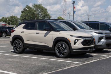 Kokomo - 10 Ağustos 2025: Chevrolet Trailblazer FWD RS Küçük SUV bir galeride. Chevy 1.3L Turboşarjlı bir motorla Trailblazer 'ı sunar. MY:2026