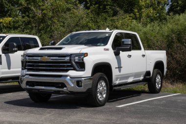 Kokomo - 10 Ağustos 2025: kullanılmış Chevrolet Silverado 2500. Fiyatlandırma endişesiyle, Chevy talebi karşılamak için kontörlü kamyonları satıyor. MY:2024