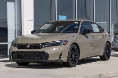Kokomo - 10 Ağustos 2025: Honda Civic Hatchback Sport sedan sergisi. Honda, Civic 'e 2.0L Doğrudan Enjeksiyon 4 silindirli motor sunuyor. MY:2025