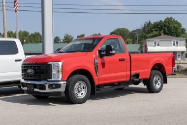 Indianapolis - 14 Ağustos 2025: Ford F-250 Super Duty SRW 4X2 Normal Taksi Aracı. Ford, 6.8L DEVCT PFI V8 motorlu F250 'yi sunar. Benim: 2023