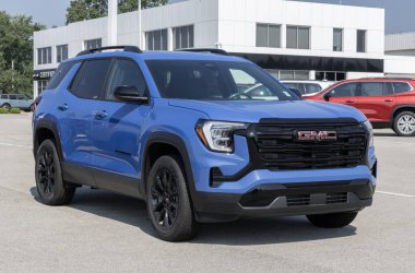 Indianapolis - 14 Ağustos 2025: GMC Terrain Elevation FWD Küçük SUV sergisi. GMC 1.5L Turboşarjlı 4 silindirli motorla Arazi 'yi sunuyor. MY:2026