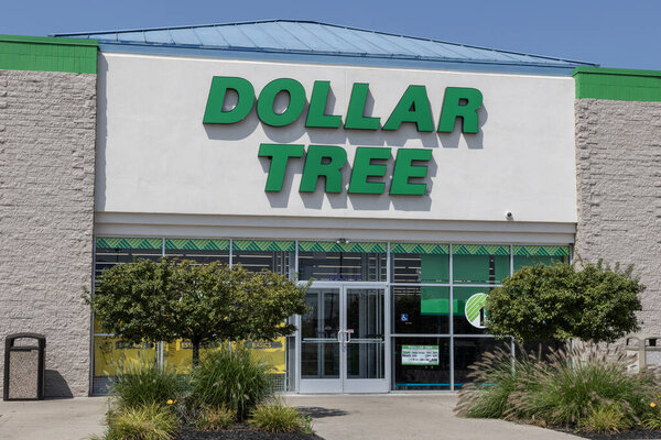 Индианаполис - 14 августа 2025 года: дисконтный магазин Tree. Dollar Tree предлагает эклектичную смесь продуктов за доллар и четверть. Или больше.