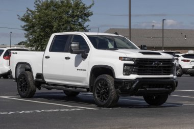Avon - 24 Ağustos 2025: kullanılmış Chevrolet Silverado 2500 bir galeride. Fiyat endişesiyle, Chevy talebi karşılamak için kontörlü kamyonları satıyor. MY:2025
