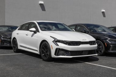 Avon - 24 Ağustos 2025: Kia K5 LXS FWD sedan bir galeride sergilenmektedir. Kia K5 'e 2.5L Doğrudan Enjeksiyon 4 silindirli motor sunar. MY:2025