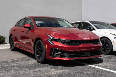 Avon - 24 Ağustos 2025: Kia K5 LXS FWD sedan bir galeride sergilenmektedir. Kia K5 'e 2.5L Doğrudan Enjeksiyon 4 silindirli motor sunar. MY:2025