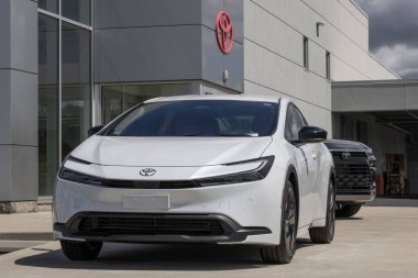 Whitestown - 24 Ağustos 2025: Toyota Prius LE sergisi bir galeride. Toyota Prius 'a 2.0L 4 silindirli Hibrit Sinerji Sürücü Sistemi sunar. MY:2026