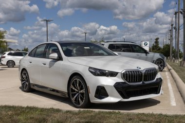 Lafayette - 27 Ağustos 2025: BMW 550e xDrive Sedan bir galeride sergileniyor. BMW, 3.0L Twin-Power Turbo PHEV hibrit motorlu 550e 'yi sunuyor. MY:2026