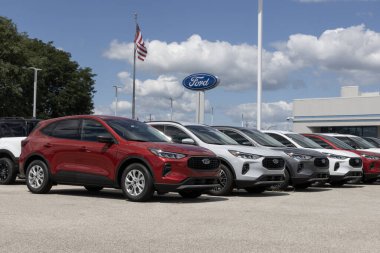 Lafayette - 27 Ağustos 2025: Ford Firar SUV sergisi. Ford Escape in Active, ST-Line, Platinum, ST-Line Elite ve Plug-In Hybrid modellerini sunar..