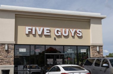 Lafayette - 26 Ağustos 2025: 5 Erkekler Burger ve Patates Restoranı. Beş adam yüksek kaliteli malzemeler ve kabuklu masa başı fıstıkları sunuyor..