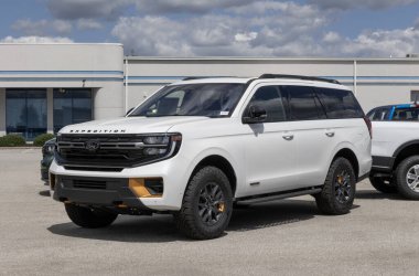 Lafayette - 27 Ağustos 2025: Ford Expedition Tremor 4X4 SUV ekran. Ford, Expedition 'a 3.5L Yüksek Çıkış EcoBoost V6 motoru sunar. MY:2025
