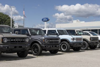 Lafayette - 27 Ağustos 2025: Ford Bronco SUV sergisi. Ford Bronco 'ya Big Bend, Outer Banks, Heritage Edition, Badlands ve Raptor modelleri sunar..