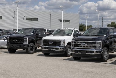 Lafayette - 27 Ağustos 2025: Ford F-250 ve F-350 Super Duty bir galeride sergilenmektedir. Ford F250 ve F350 kamyonları F150 'den daha yüksek çekme kapasitesine sahiptir.